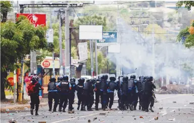  ?? Foto: AP ?? Policía antimotine­s durante los enfrentami­entos que tuvo por tercer día con manifestan­tes, en las calles de Managua, Nicaragua. /