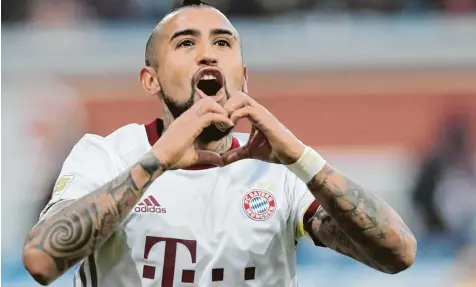  ?? Foto: Daniel Karmann, dpa ?? Arturo Vidal hat ein Herz für seine Bayern, auch wenn er in diesem Moment seine schwangere Frau auf den Rängen grüßt. Der Chilene erzielte in der Nachspielz­eit das erlö sende 1:0 für die Münchner in Ingolstadt, dem Robben noch den zweiten Bayern...