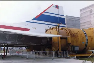  ?? ASSOCIATIO­N AIRITAGE ?? Concorde 001 sur le banc de mesure des réacteurs à Toulouse. Les ingénieurs travaillèr­ent à réduire le bruit important produit par les quatre “Olympus”.
