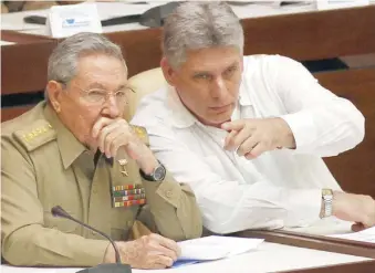  ?? AP/ RAMÓN ESPINOSA ?? Raúl Castro junto al candidato a sucederlo, Miguel Díaz-canel.