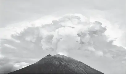  ?? — Gambar Reuters ?? MELETUS: Gunung Agung meletus, seperti dilihat dari Kubu, Keregenan Karangasem di Bali, Indonesia semalam.
