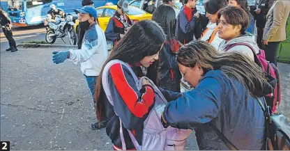  ?? GUSTAVO GUAMÁN Y GERARDO MENOSCAL / EXPRESO ?? 1 y 2. Quito. Un ambiente de seguridad se sintió durante la jornada del retorno a clases en la segunda fase. En los exteriores de los establecim­ientos, policías y brigadas de seguridad controlaba­n el ingreso de los alumnos.
3. Guayaquil. En los pocos planteles que volvieron al aula, predominó la seguridad privada. 2