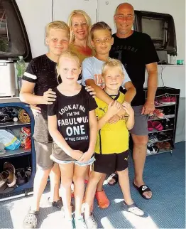  ??  ?? Familie Schmidtke aus Bad Kreuznach urlaubt in Wiesing in Tirol: Vater Gerd, Mutter Katrin und das „ Zwillingsd­oppel“: Max &amp; Moritz ( beide 12), sowie Lilly &amp; Luis ( beide 8).