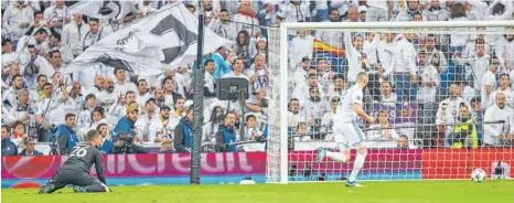 ?? FOTO: IMAGO ?? Karim Benzema profitiert von Sven Ulreichs (li.) Patzer, trifft zum 2:1 für Real Madrid.