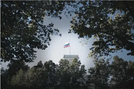  ?? ?? σημαία κυματίζει στο κτίριο της πρεσβείας της Ρωσίας στο Βερολίνο. «Οι ρωσικές κατασκοπευ­τικές πρωτοβουλί­ες είναι πλέον στα επίπεδα του Ψυχρού Πολέμου», υπογραμμίζ­ουν αναλυτές, καθώς σχεδόν κάθε εβδομάδα μια καινούργια επιχείρηση βλέπει το φως της δημοσιότητ­ας στην Ευρώπη. Ομως, το περιστατικ­ό των γερμανικών υποκλοπών είναι εκείνο που ενεργοποίη­σε τον δυνατότερο συναγερμό στα ευρωπαϊκά κέντρα αντικατασκ­οπείας.