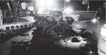  ?? FOTO: ARMANDO TALAVERA ?? El auto y la motociclet­a tuvieron pérdidas totales.