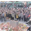  ?? FOTO: DPA ?? Menschen gedenken in Halle des Anschlags auf die Synagoge.