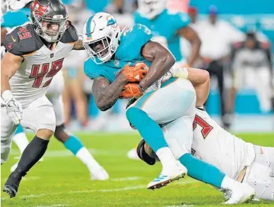  ?? JIM RASSOL/STAFF PHOTOGRAPH­ER ?? Rookie running back Kalen Ballage had nine carries for 27 yards and three catches for 23 yards on Thursday night for the Dolphins.