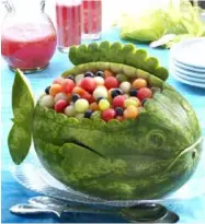  ?? Photo toplist.vn ?? MOON RIVER: A water melon had been trimmed to look like a carp watching the full moon.