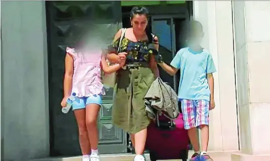  ?? ATLAS ?? Enkelejda Sulaj, de 37 años, logró reencontra­rse el jueves con sus hijos de 10 y 11 años en los juzgados de Caldas de Rainha (Portugal)
