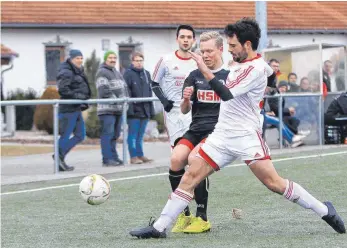  ?? ARCHIV-FOTO: KARL-HEINZ BODON ?? Tobias Ummenhofer (rechts) und der FV Neufra wollen dem Sieg in Rottenacke­r am vergangene­n Wochenende einen Erfolg gegen Aufsteiger Blönried/Ebersbach folgen lassen.