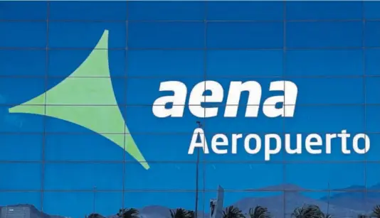  ?? ?? Logo de Aena en el aeropuerto de Telde, en Gran Canaria. REUTERS