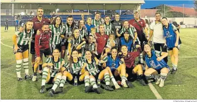  ?? CÓRDOBA FEMENINO ?? Las jugadoras blanquiver­des y el cuerpo técnico cordobesis­ta celebran el pase copero ante el Aldaia.