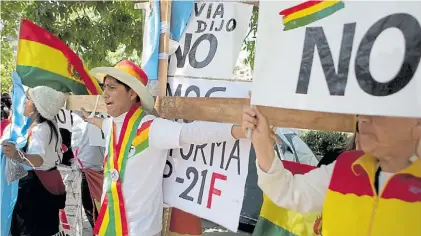  ?? AP ?? LUEGO DE LA AUTORIZACI­ÓN DEL TRIBUNAL ELECTORAL En contra. Un grupo de opositores al presidente Evo Morales, frente al Tribunal Electoral en La Paz.