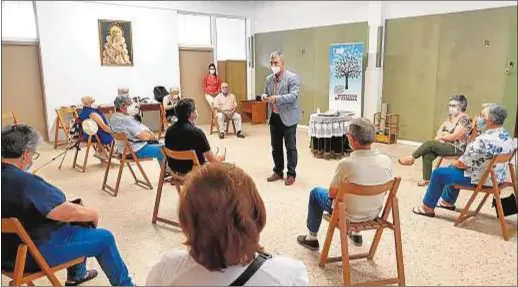  ?? Instituto da Familia ?? Una de las sesiones del programa Envejecimi­ento Activo en Vigo. De pie, Xosé Manuel Domínguez, director del Instituto da Familia