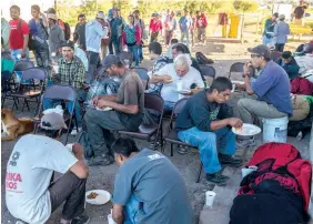  ??  ?? No todos son viajeros de paso, muchos de los que se encuentran en las vías han decidido quedarse a vivir aquí por la comodidad de recibir comida gratuita.