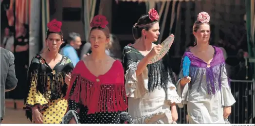  ?? JUAN CARLOS MUÑOZ ?? Un grupo de flamencas durante la jornada de ayer en el real de la Feria.