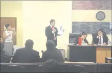  ??  ?? El actuario Marcos Giménez exhibe una de las pruebas.