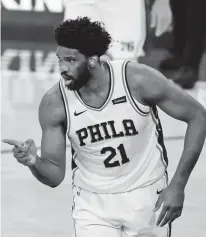  ?? ADAM HUNGER/ASSOCIATED PRESS ?? Philadelph­ia 76ers center Joel Embiid reacts to scoring a basket during the first half of Saturday’s game against the Knicks in New York. The 76ers won 109-89.