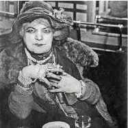  ?? ?? Η Môme Bijou στο Bar de la Lune, στη Μονμάρτρη (1932).