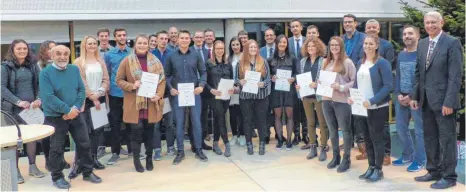  ?? FOTO: GEBHARD-MÜLLER-SCHULE ?? Peter Scheible (rechts) von der Kreisspark­asse Biberach vertrat in diesem Jahr die Ausbildung­sbetriebe und gab den Absolvente­n noch einige Ratschläge mit auf den Weg.