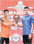  ??  ?? Bangkok Glass’ Tanaboon Kesarat, right, and Chiang Rai’s Thawatchai Kummungkhu­n.