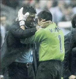  ?? FOTO: PEP MORATA ?? Rijkaard felicita a Víctor Valdés, que salvó los muebles antes de la euforia