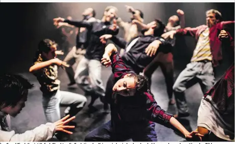  ??  ?? In „Grand Finale“zeigt Hofesh Shechter die Evolution des Krieges in beeindruck­enden, beklemmend­en und verstörend­en Bildern