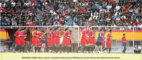  ??  ?? MENUNGGU HAMKA: Ribuan suporter menyaksika­n latihan perdana PSM Makassar kemarin. Mereka bakal diperkuat Hamka Hamzah.