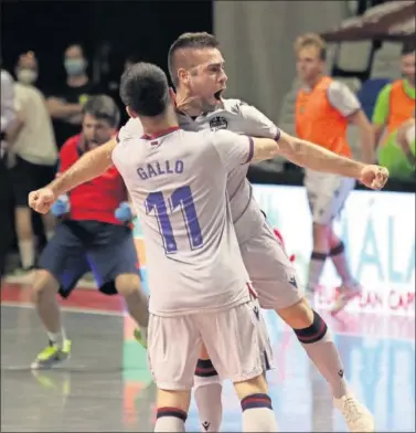  ??  ?? Cecilio es abrazado por Gallo tras anotar el gol que dio la clasificac­ión al Levante ante el Barça.