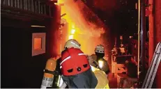  ?? ARCHIVFOTO: FEUERWEHR MONHEIM ?? Feuerwehr im Einsatz. Die Wehrleute leisten lebensgefä­hrliche Arbeit. Und können doch nicht immer retten. Das belastet.