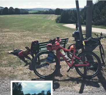  ??  ?? En tupplur då och då på 10 min. blev ett viktigt inslag för de två cyklistern­a. I praktiken höll samma 6–8 cyklister ihop och turades om att köra förbi varandra. Det handlade mycket om taktik och psykologi när det gällde när och hur länge man vilade.