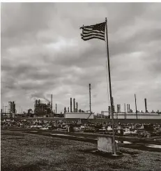  ?? FOTO: BJÖRN BÜCH ?? Die amerikanis­che Flagge auf Friedhof im US-Bundesstaa­t Louisiana – der Friedhof liegt direkt vor einer Raffinerie.