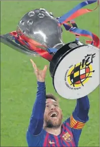  ??  ?? Messi alza su última Liga.