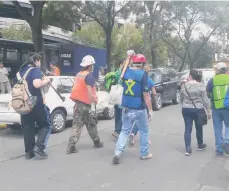  ??  ?? Personas caminan en la Ciudad de México con picos y palas para ayudar en tareas de rescate. /CORTESÍA DE MARTHA UGARTE