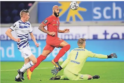  ?? FOTO: KOEPSEL ?? Beim 0:0 im Hinspiel im November trieb MSV-Torhüter Leo Weinkauf HFC-Stürmer Terrence Boyd (rotes Trikot) mit seinen Paraden zur Verzweiflu­ng. Dafür hatte MSV-Abwehrspie­ler Arne Sicker (l.) seine Probleme mit Boyd.