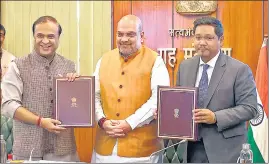  ?? ?? Assam CM Himanta Biswa Sarma and his Meghalaya counterpar­t Conrad Sangma with Union home minister Amit Shah after signing an agreement to resolve the 50-year boundary dispute.