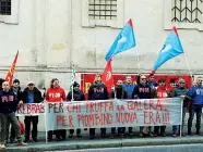  ??  ?? La protesta degli operai la settimana scorsa, a Roma, dove era in corso l’assemblea dei soci