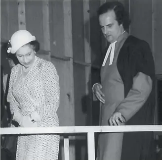  ?? ?? Gilleasbui­g Macmillan showing Queen Elizabeth II excavation­s at St Giles’ in 1981