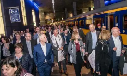  ?? FOTO PATRICK DE ROO ?? Een honderdtal reizigers uit Noord-Brabant arriveerde gisterenoc­htend in Antwerpen-Centraal.
