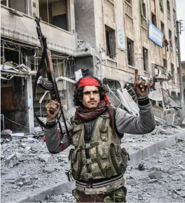  ?? Foto: AFP/Bulent Kilic ?? Kämpfer einer syrischen Rebellengr­uppe nach der Einnahme von Afrin