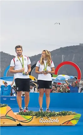  ?? APA ?? Die Segler Thomas Zajac und Tanja Frank (rechts) haben Österreich das Los von London 2012 erspart. Sie kehren immerhin mit einer Bronzemeda­ille aus Rio nach Hause.