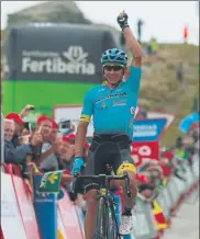  ?? FOTOS: EFE ?? A la izquierda, Chris Froome, cruzando la meta en la que afianzó su liderato en esta Vuelta, arriba ‘Superman’ López celebrando su triunfo y abajo, Contador, vigilado por Nibali durante la ascensión a Calar Alto