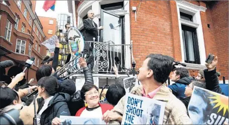  ?? Facundo Arrizabala­ga
European Pressphoto Agency ?? JULIAN ASSANGE appears on the balcony of the Ecuadorean Embassy in London, where he has been seeking political asylum since 2012. He has been sought for questionin­g about allegation­s of sexual misconduct. British authoritie­s say they will arrest him if...