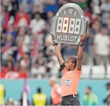  ?? ?? LA ÁRBITRO Salima Mukansanga muestra el tiempo de descuento durante el partido entre Túnez y Francia en el Mundial