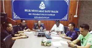  ??  ?? SAHAK bersama pegawai kanan polis dalam sidang media di IPK Kinabatang­an kelmarin.