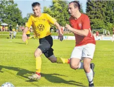  ?? FOTO: KLAUS EICHLER ?? Der SV Oberzell (re. Marcel Heinrich gegen Steinhause­ns Matthias Wanner) steht kurz vor dem Aufstieg in die Landesliga.