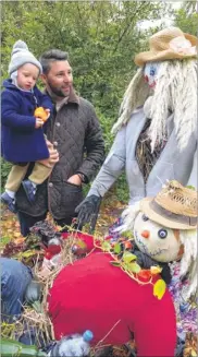  ?? FM4950950 ?? Daniel Quittenden and his son Rafi, 22 months, meet the St Dunstan’s Horticultu­ral Society creation