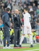  ?? FOTO: GETTY ?? Zidane felicita a CR7 al sustituirl­e