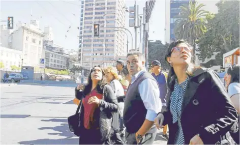  ??  ?? ►► Reacción de la población en el plan de la ciudad de Valparaíso al momento del sismo registrado ayer.